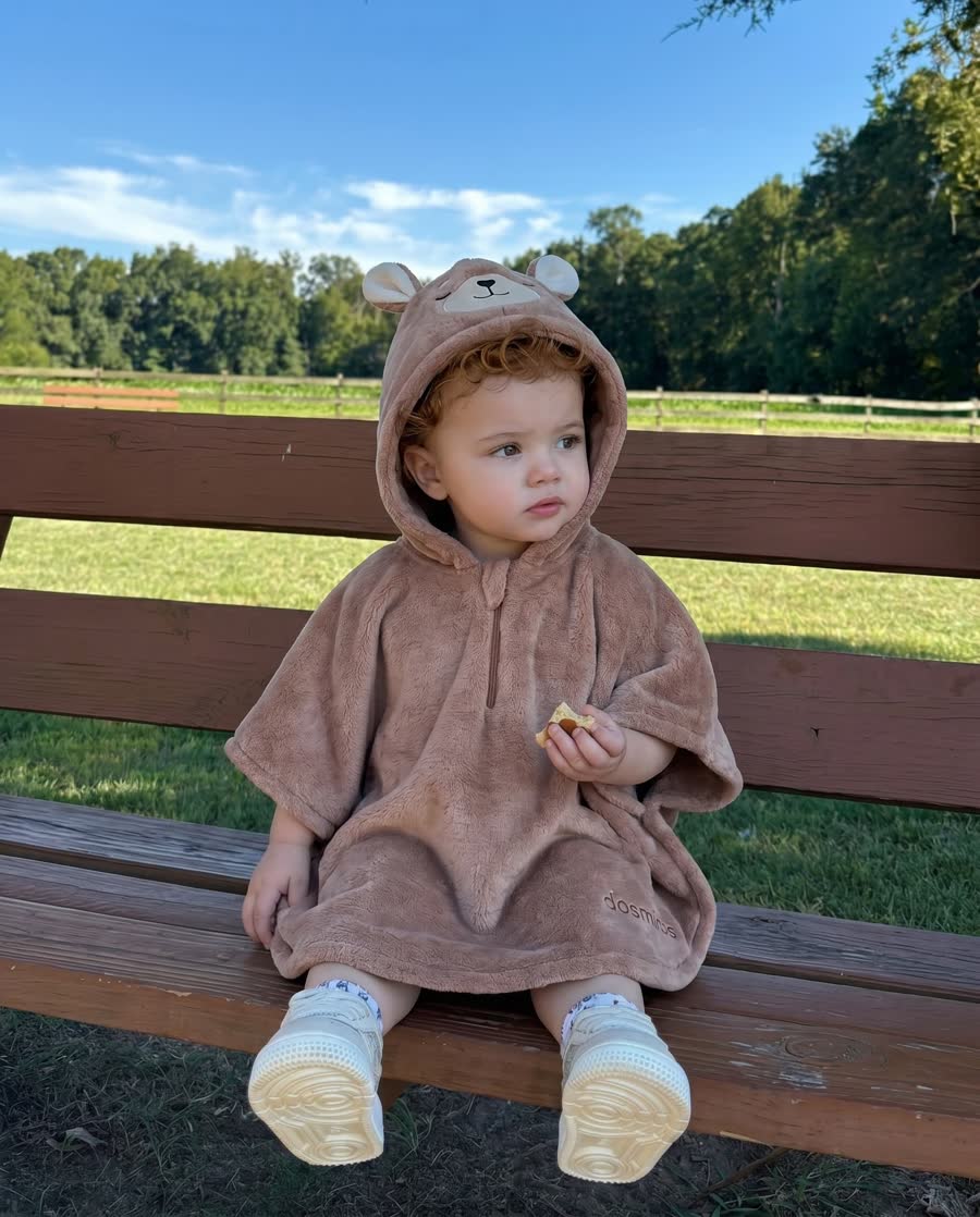 Toddler wearing a Dosmicos teddy bear ruana