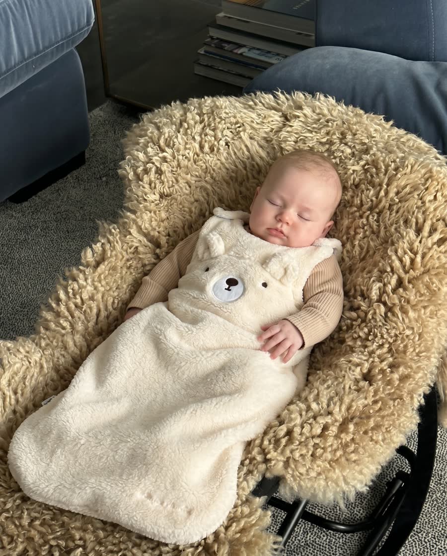 Baby sleeping in a Dosmicos teddy sleep bag